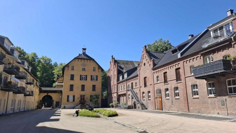 Hofansicht K�nigswinter B�rofl�che geteilte Freude = doppelte Freude - B�rogemeinschaft im Gut Winterm�hlenhof