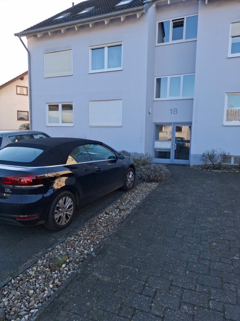 Stellplatz vor dem Haus mit Eingang Wohnung Oelinghoven