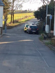 Stra�enansicht 2 Wohnen wie im Haus: 3 Zimmer Wohnung mit gro�er Terrasse und Garten + 2 Stellpl�tze