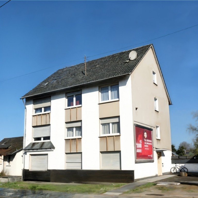 Hausansicht Troisdorf Mehrfamilienhaus Klassisches Renditeobjekt mit Potenzial - freistehendes Dreifamilienhaus