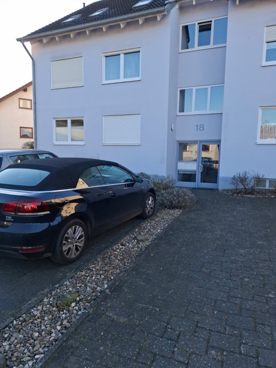 Stellplatz vor dem Haus mit Eingang Wohnung Oelinghoven