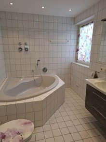Badezimmer Wohnen wie im Haus: 3 Zimmer Wohnung mit gro�er Terrasse und Garten + 2 Stellpl�tze