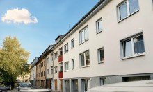Hausansicht Vorderansicht NIPPES - MODERNE: 2-3 ZIMMER WOHNUNG + BALKON! ZENTRAL! RUHIG! MODERNISIERT!