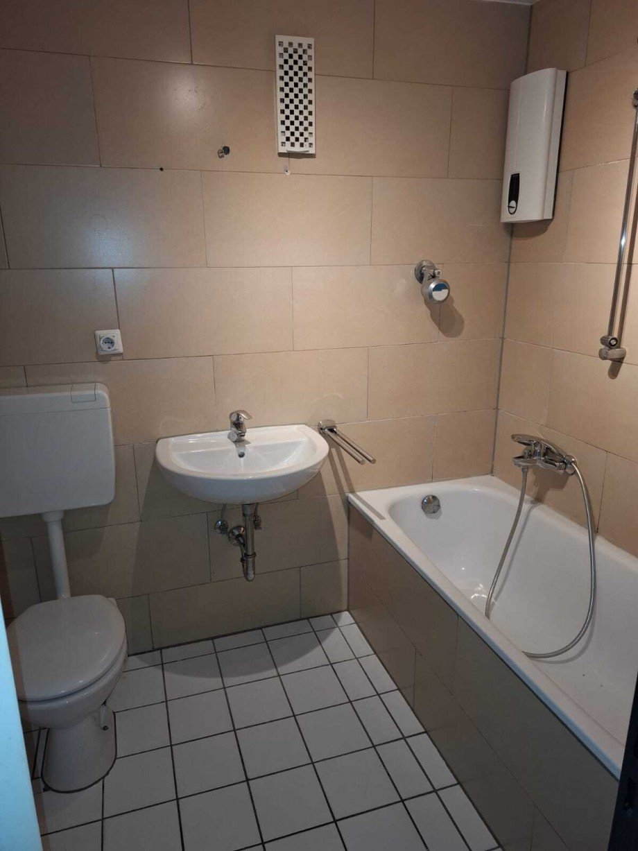 Badezimmer Istzustand vor Modernisierung Wohnung K�ln